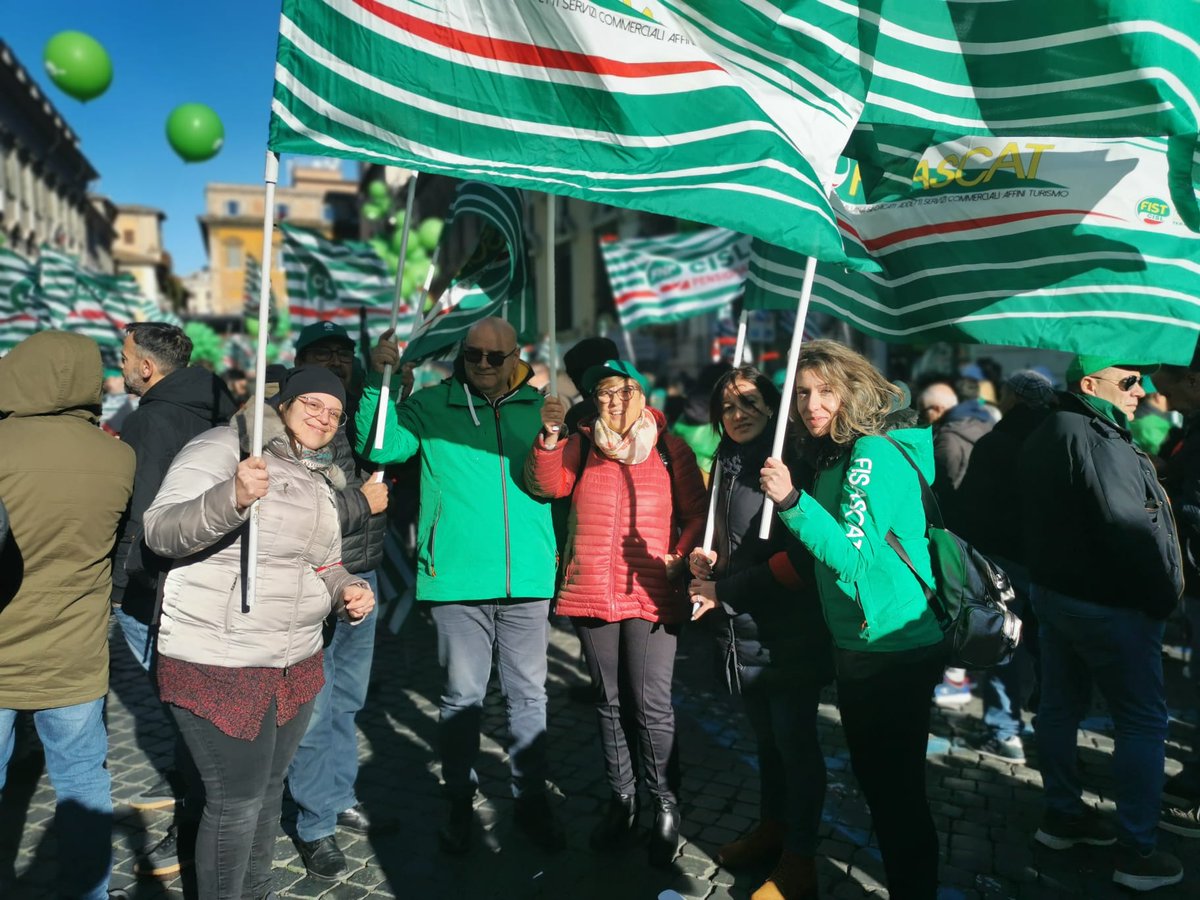 📸 La delegazione della <a href="/fisascatbas/">Fisascat Basilicata</a> guidata dalla segretaria generale Emanuela Sardone in Piazza SS. Apostoli a Roma per la manifestazione della <a href="/CislNazionale/">CISL Nazionale</a> #PartecipareXCrescere.