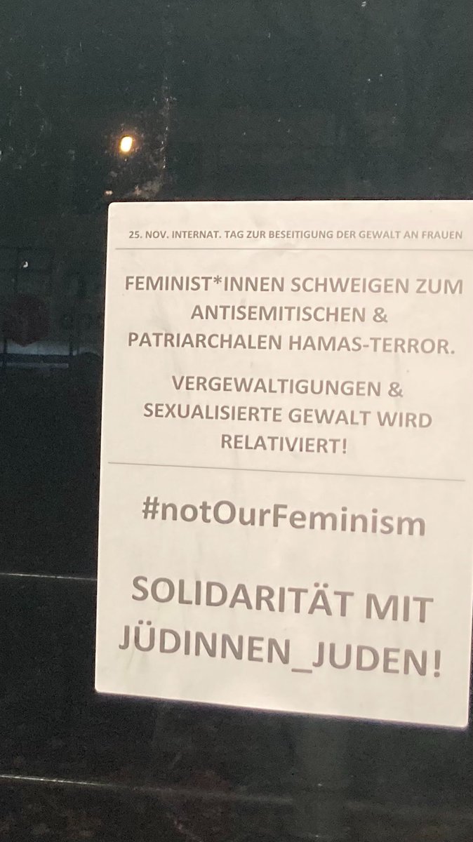 Gerne teilen wir die Fotos eines Zusammenhangs queerfeministischer Antifas aus #Berlin, die im öffentlichen Raum & gegen die antisemitischen Zustände Akzente setzen wollen. Solidarische Grüße!
Lesetipp: #MeToo unless you’re a Jew
editionf.com/israel-terror-…
