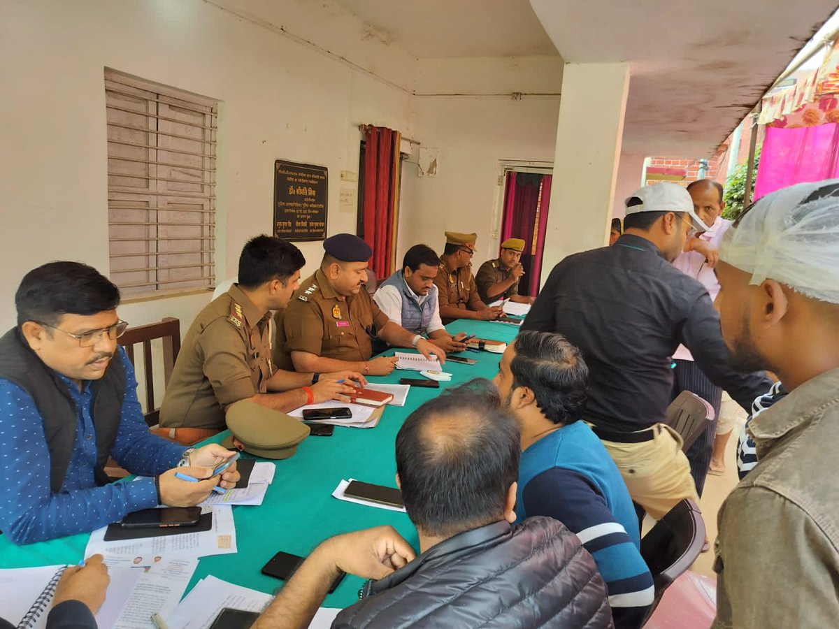 DEORIA POLICE tweet media