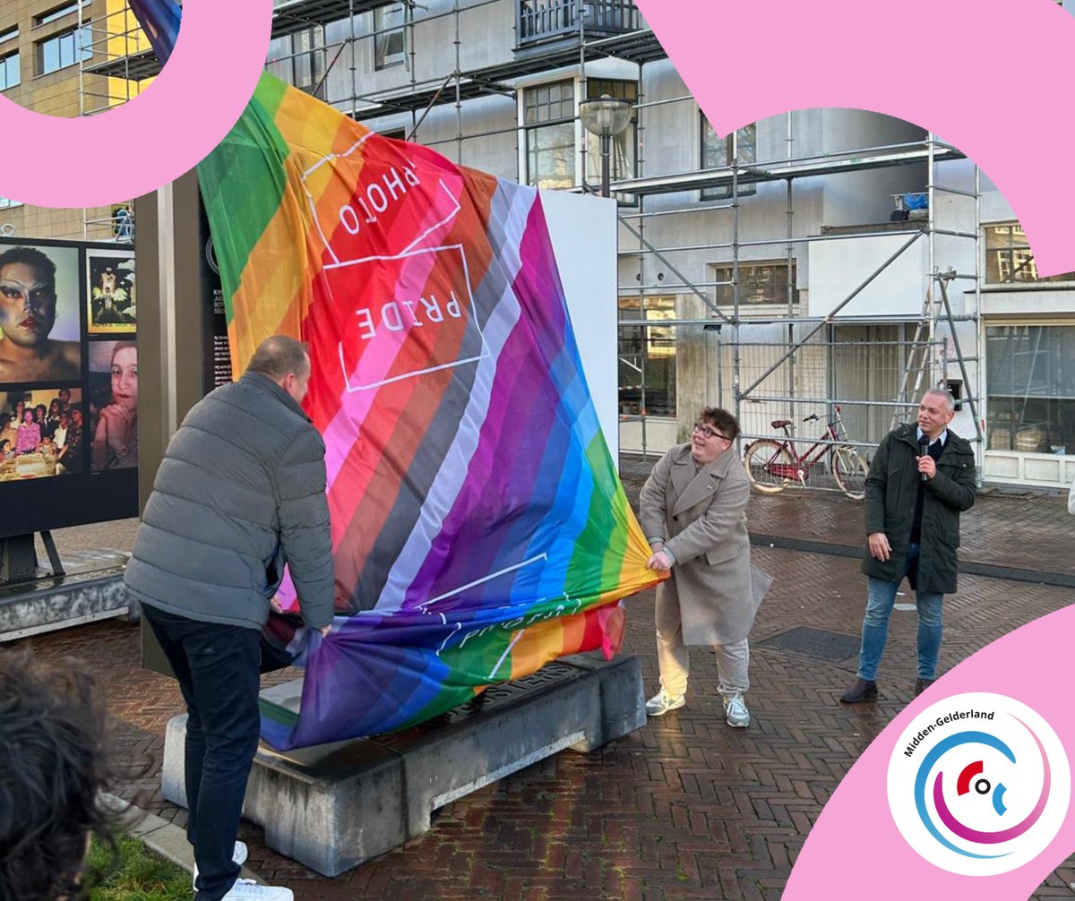 Gisteren openden @GeijnMaurits (wethouder Inclusie, @gemeentearnhem), Hein-Jan Keijzer (@PridePhotoAward) en @ricardobrouwer de Pride Photo Exhibition 2023 in Arnhem. Deze is tot en met 17 december te bekijken op het Gele Rijdersplein. Lees meer: cocmiddengelderland.nl/activiteiten/n…