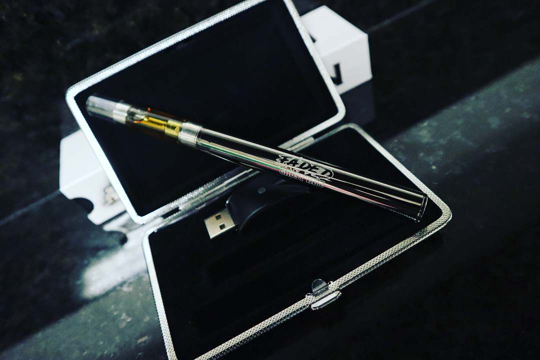 I present to you this classic vape.True definition of a masterpiece.I couldn't wait till 4/20 to launch this missile.For only Ksh 7000.
#Newrealm #420Life #WeedLovers #thcvape #faded