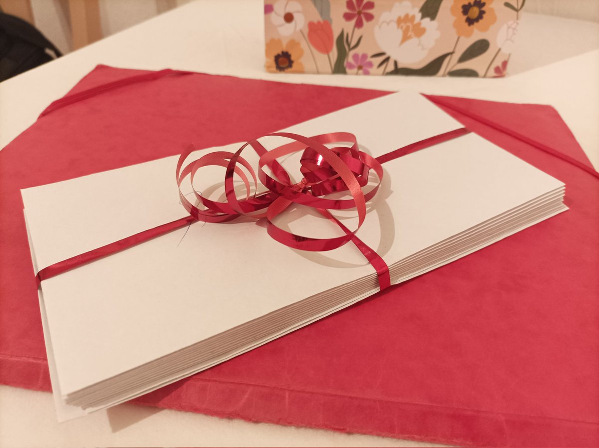 G4meMasterclass's tweet image. Le cadeau est prêt pour les 90 ans de ma grand mère. 12 lettres pour l&apos;année à venir. 12 &quot;Je t&apos;aime&quot; 🥰