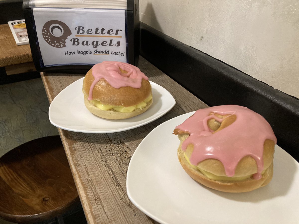 My favourite local bagel bakery is selling a Bagelpouche!? It’s a combination of a brioche bagel and a tompouche. It’s a messy snack, but totally worth it. They have limited stock, but their other bagels are also worth it to try out! I’m at Better Bagels in Leiden