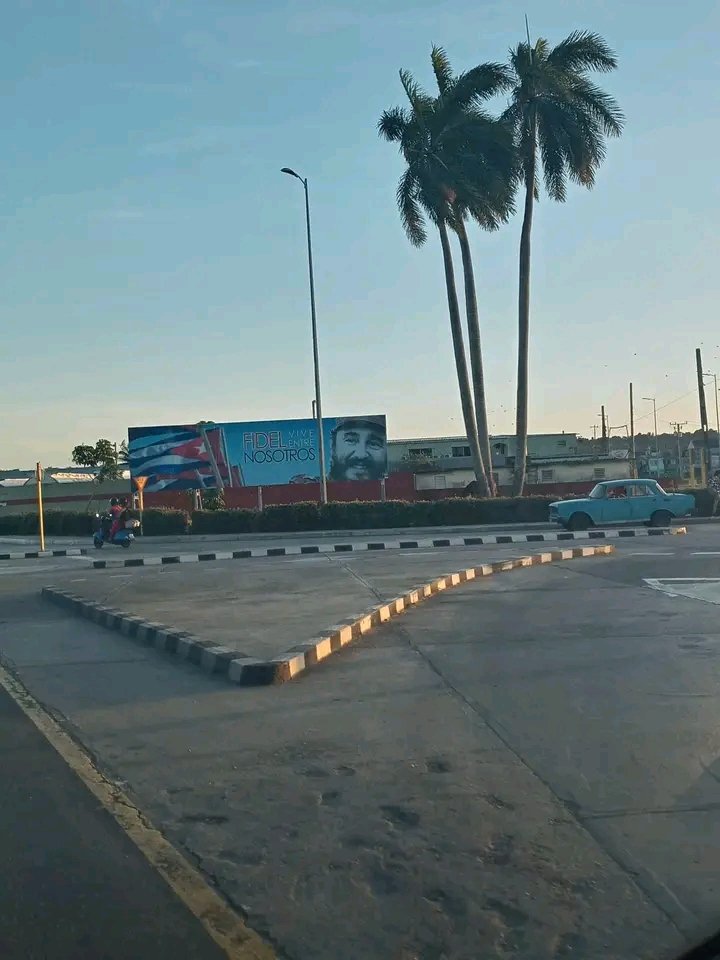 anisleyfuentes1's tweet photo. Fidel está en cada cubano, cuya identidad es inseparable de la gloriosa epopeya revolucionaria; desde la gesta de los mambises hasta el Moncada; Desde el Granma, Sierra Maestra y el Playa Girón...
#FidelPorSiempre https://t.co/KwUwziKquR