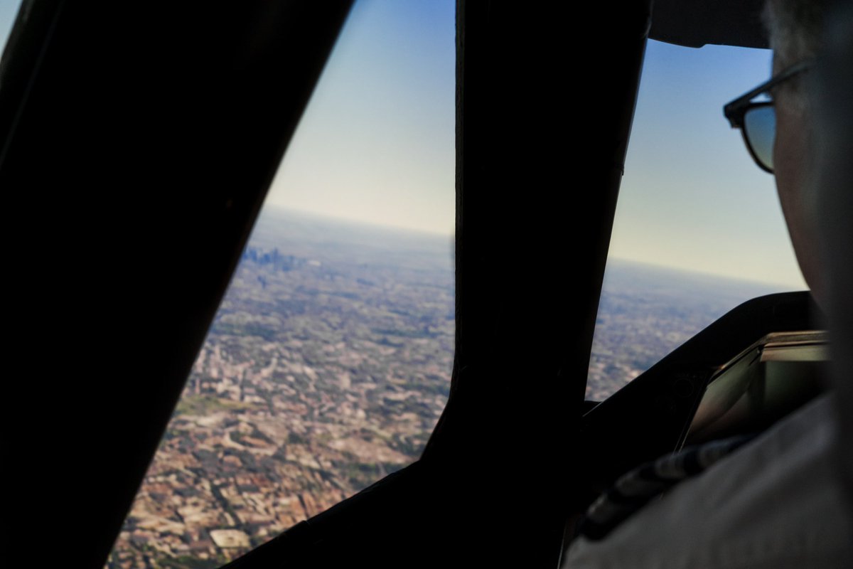 744Experience's tweet photo. Heading East, downwind left hand toward The City, before turning left for an approach to 27R at Heathrow ✈️

#flightdeck #britishairways #boeing #747 #pilot #pilotlife #bacrew #cabincrew #crewlife #aviation https://t.co/PGiRaa1sxC