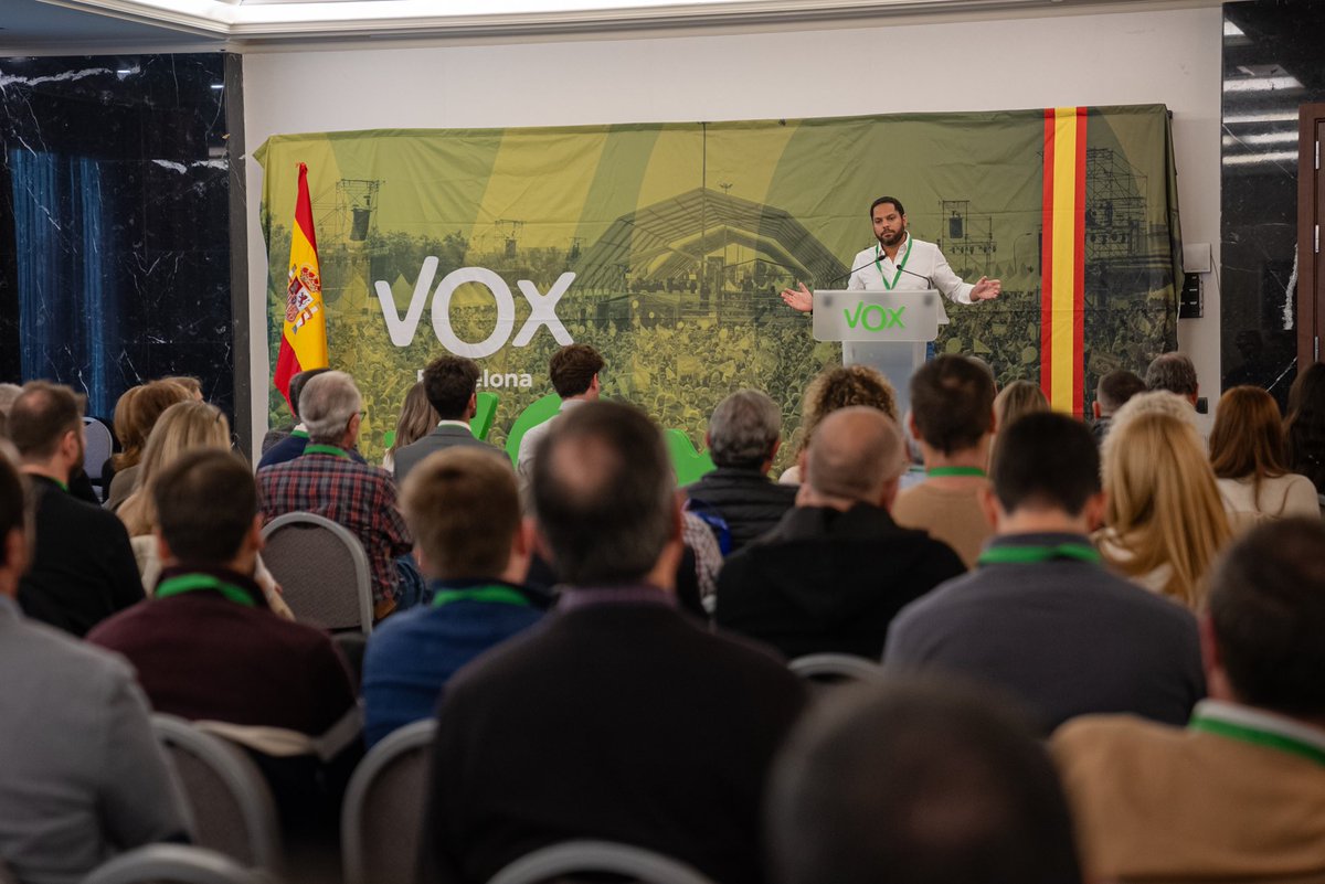 Igarrigavaz's tweet photo. Jornada de trabajo con los concejales de VOX en Cataluña.

Valientes que dan voz a todos aquellos que quieren una Cataluña libre, próspera, segura y al servicio del proyecto común: España.

Frente a quienes traicionan y renuncian a liderar la alternativa y la oposición: Nosotros. https://t.co/6IxtYkCik8