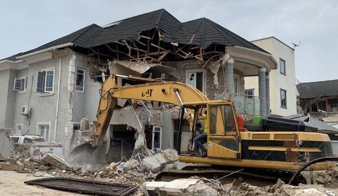 IgboHistoFacts's tweet photo. We grieve with all our Igbo brothers and sisters whose houses were brought down in Lagos. The pain runs deep and unexplainable, yet within it lies a brave heart. To upcoming landlords, learn from the mistakes of others and apply wisdom. https://t.co/bXAbJd6Pti