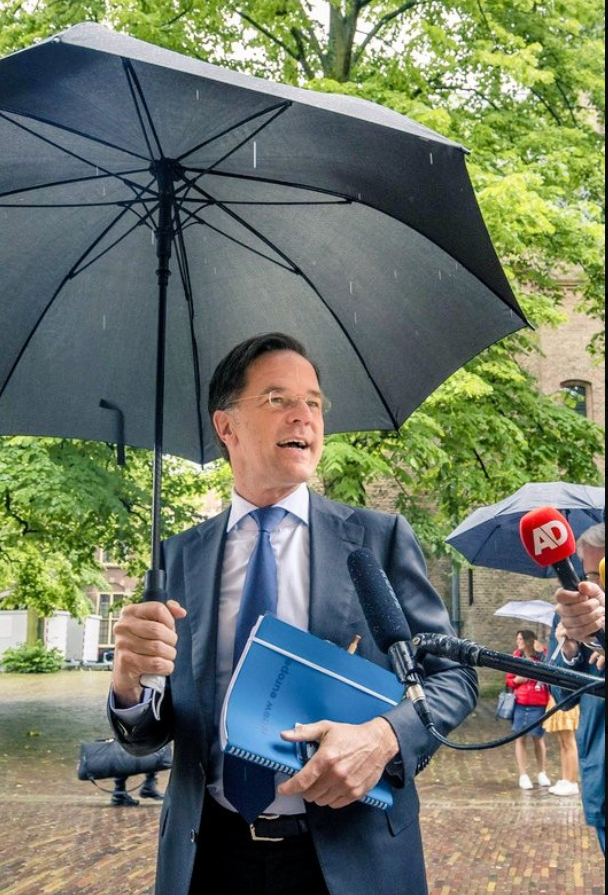 Renew Europe, zie tekst op zijn mapje. Alles voor zijn ego en klein karakter.
Een stem op de VVD of D66 is allemaal één pot nat.