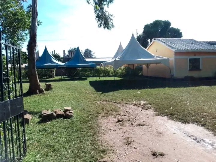 #KhendoNews:

Halfa ya mazishi imesitishwa na waombolezaji wakalazimika kurejea makwao kijiji cha Mahala Kaunti ya Bungoma 

 Maafisa wa Polisi Wamechukua Mwili wa Marehemu kutokana na mzozo kati ya Mke na Familia ya marehemu #ChristinaShusho

<a href="/khendofm_kenya/">Khendo FM, Kenya</a> <a href="/nekesakhalayi/">NEKESA KHALAYI</a>