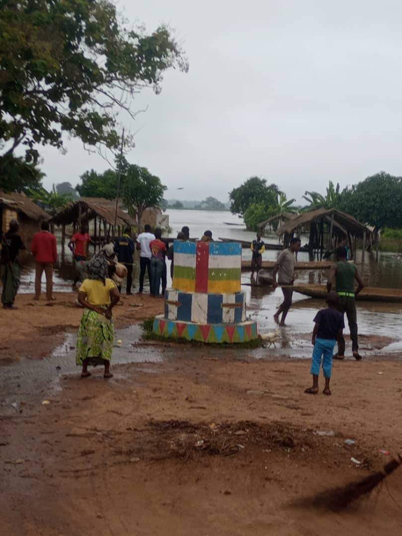 MarcelinRidja's tweet photo. Inondations en #Centrafrique : #Bangui, #Kouango, #Mobaye, #Bema et #Gambo sont touchées par les pluies incessantes et la montée de l'Oubangui. Des milliers de sinistrés nécessitent une aide #humanitaire urgente. https://t.co/0q4VjOyGac