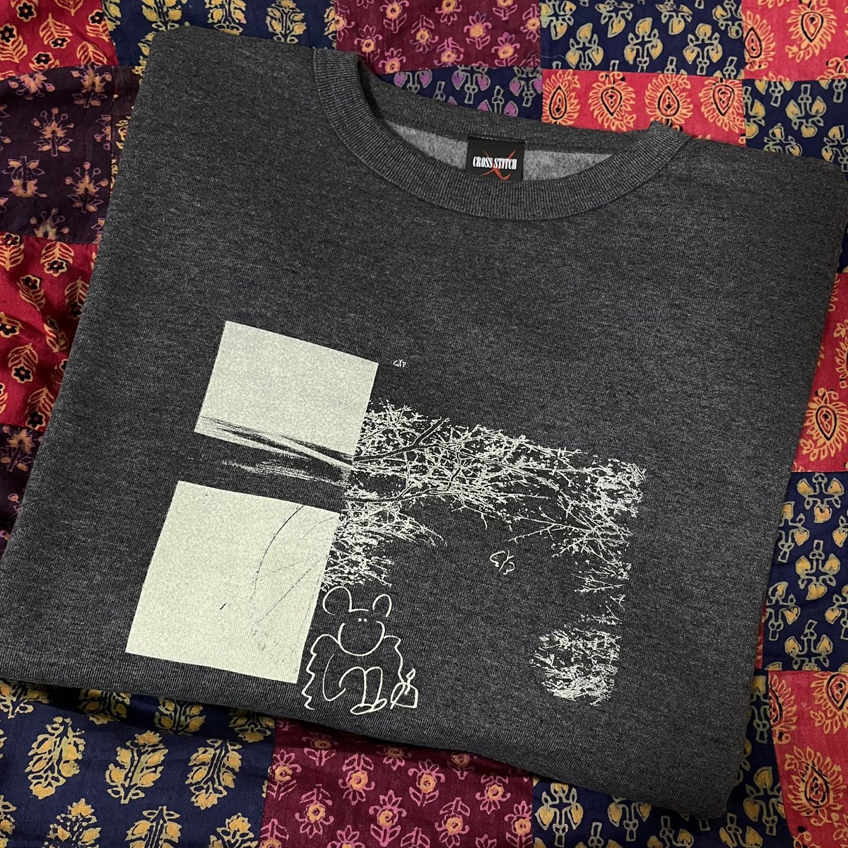 pule_flor's tweet photo. New merch!

手刷りでスウェットを作りました。
裏起毛であたたかいです🕯️🧶

ライブ会場にて販売いたします。

＊window sweat
color: charcoal / size: XL / price: ¥5,500 https://t.co/MswSWZYKA1