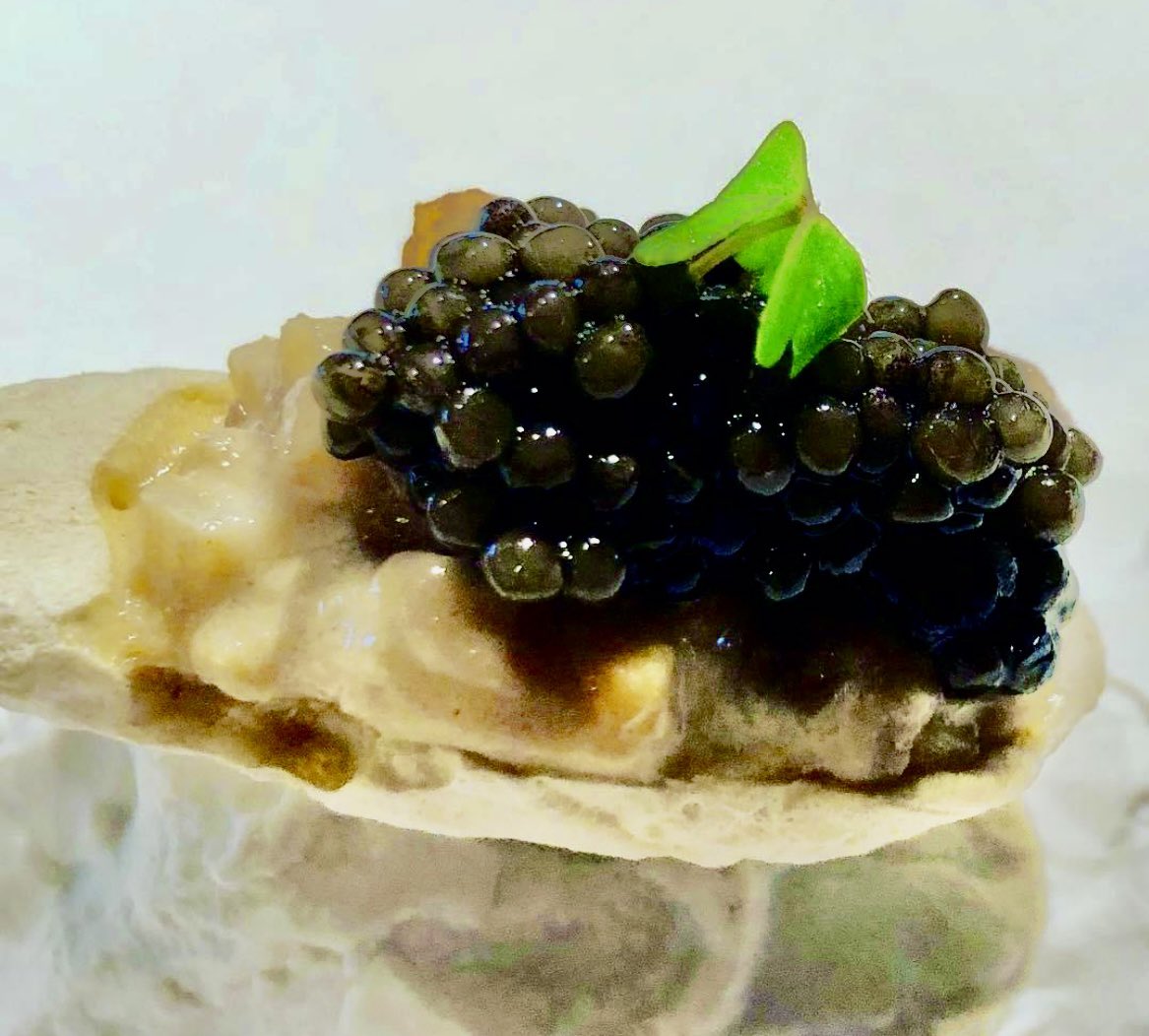JCCapel's tweet image. El futuro de la cocina española se presenta tan apasionante como incierto bajo el efecto de modas y tendencias, en algunos casos  vacías de contenido. La japonización progresiva, el caviar chino y el aceite sintético de trufa tres de los factores en juego. elpais.com/gastronomia/20…