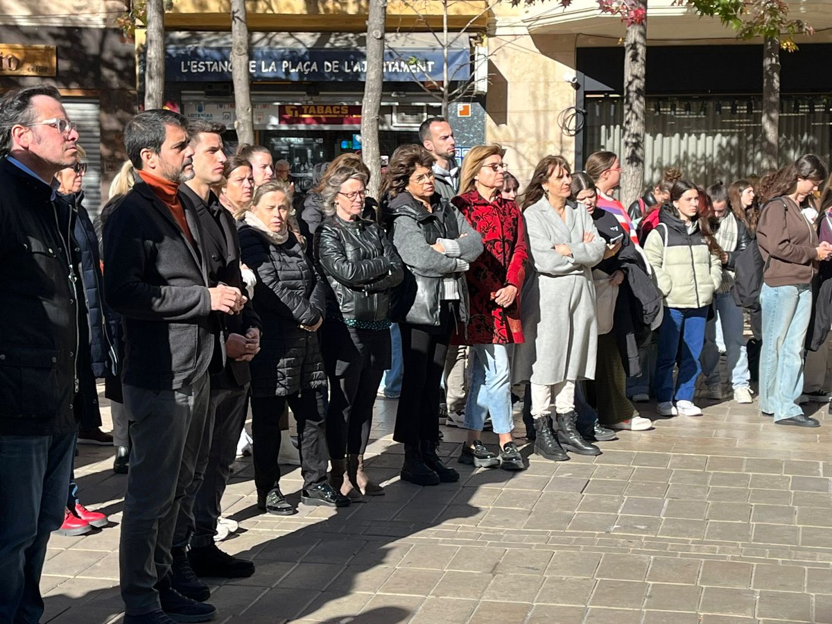 _Charlotte21's tweet photo. 🟣En motiu del #25N vam organitzar dues marxes exploratòries per part d’alumnes de diferents centres educatius d’#Igualada. Van finalitzar a la Plaça de l’Ajuntament, on vam fer lectura conjunta del manifest contra les #violènciesmasclistes. 

🙌🏼 Gràcies a totes per participar! https://t.co/VQBlJ6tftY