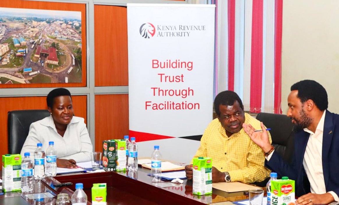 achiengca's tweet image. Presenting a memorandum from the Busia, Kenya Cross Border Traders Association and Trade Info Desk to the Senate Trade Committee, led by Hon  @OkenyuriEsther.  Hon @OkiyaOmtatah, Senator of Busia County, was in attendance.  @Senate_KE @AbdiDubatF