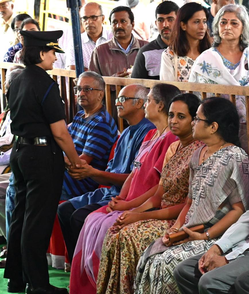 EnglishSalar's tweet image. The mortal remains of Captain #MVPranjal, who was killed during an encounter with #terrorists in #JammuAndKashmir, arrived in #Bengaluru on Friday. People from all walks of life paid their last respects to the martyr.

📷Mohammed Asad
#RajouriEncounter #Rajouri #JammuKashmir