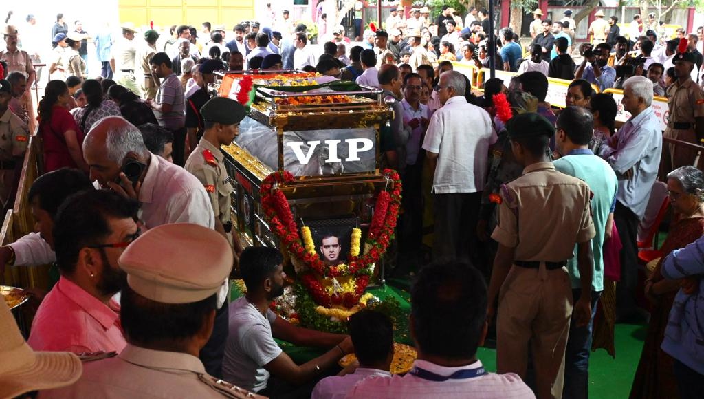 EnglishSalar's tweet image. The mortal remains of Captain #MVPranjal, who was killed during an encounter with #terrorists in #JammuAndKashmir, arrived in #Bengaluru on Friday. People from all walks of life paid their last respects to the martyr.

📷Mohammed Asad
#RajouriEncounter #Rajouri #JammuKashmir