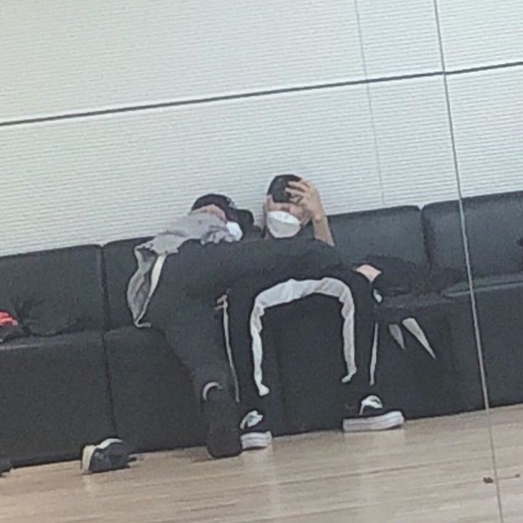 lee know secretly likes skinship - a thread of lee know initiating and enjoying skinship with the members: