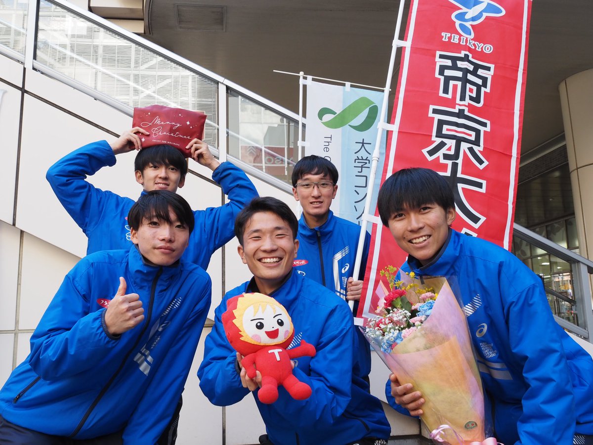 最後に楢原中学校陸上部のみんなが花束と応援横断幕を贈呈してくれた 