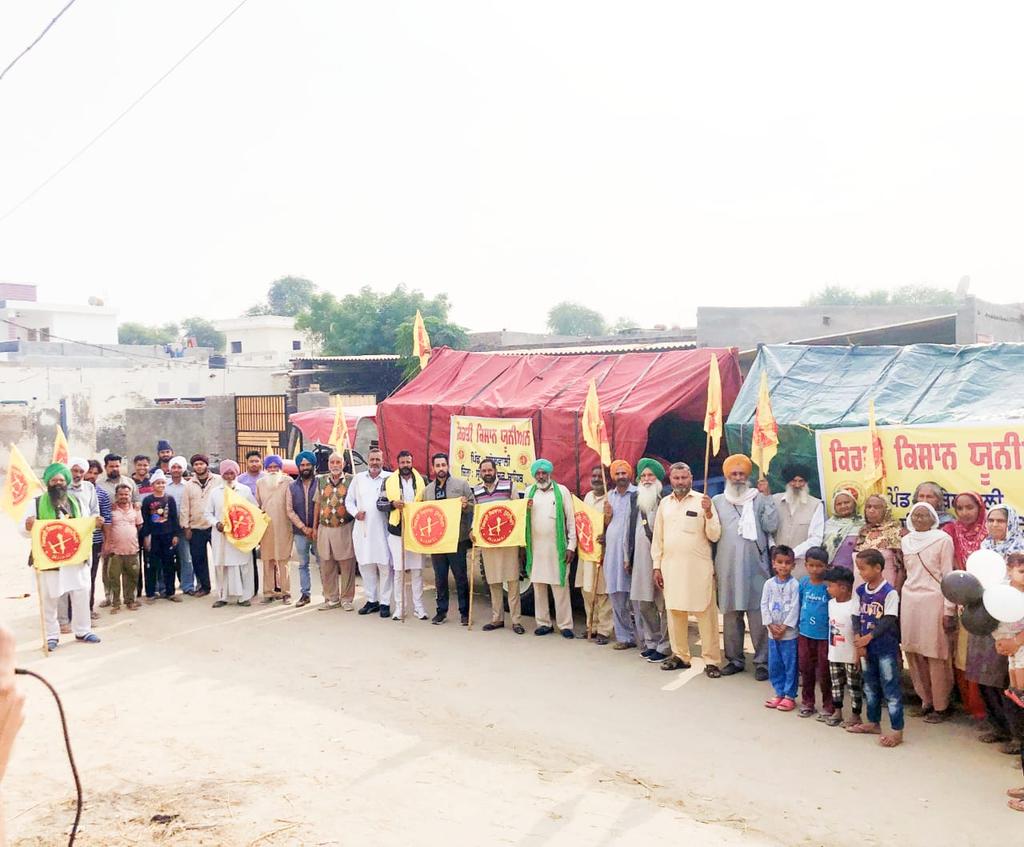 NeelkamalPb's tweet photo. From #DilliChalo to #ChandigarhChalo farmers all set to move towards #Punjab and Haryana capital to raise voice for pending demands of #DelhiMorcha #FarmersProtest https://t.co/UP5E5g2lff