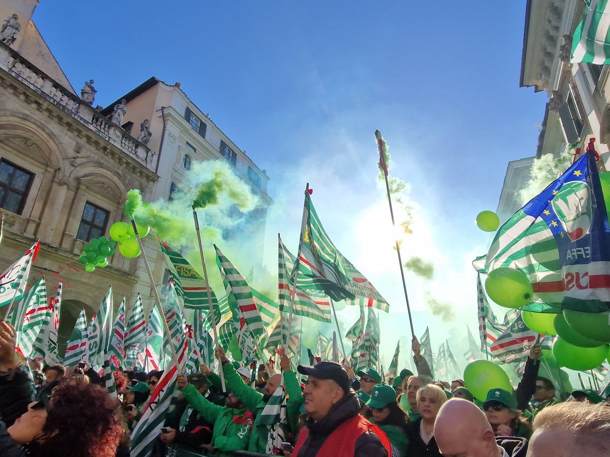Manifestazione #Cisl sulla #manovra, intervento di Daniela Paladini, operatrice della Filca di Roma: "Oggi siamo in piazza per chiedere di migliorare la manovra e per ribadire l'impegno del #sindacato in tutti i luoghi di #lavoro, a tutela delle #donne". 
#25novembre