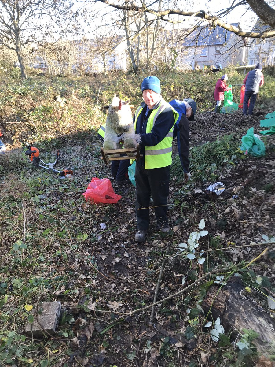 In Ely this morning tackling flytipping in what could a fantastic oasis for wildlife and fauna. 35 minutes in and two tippers full already