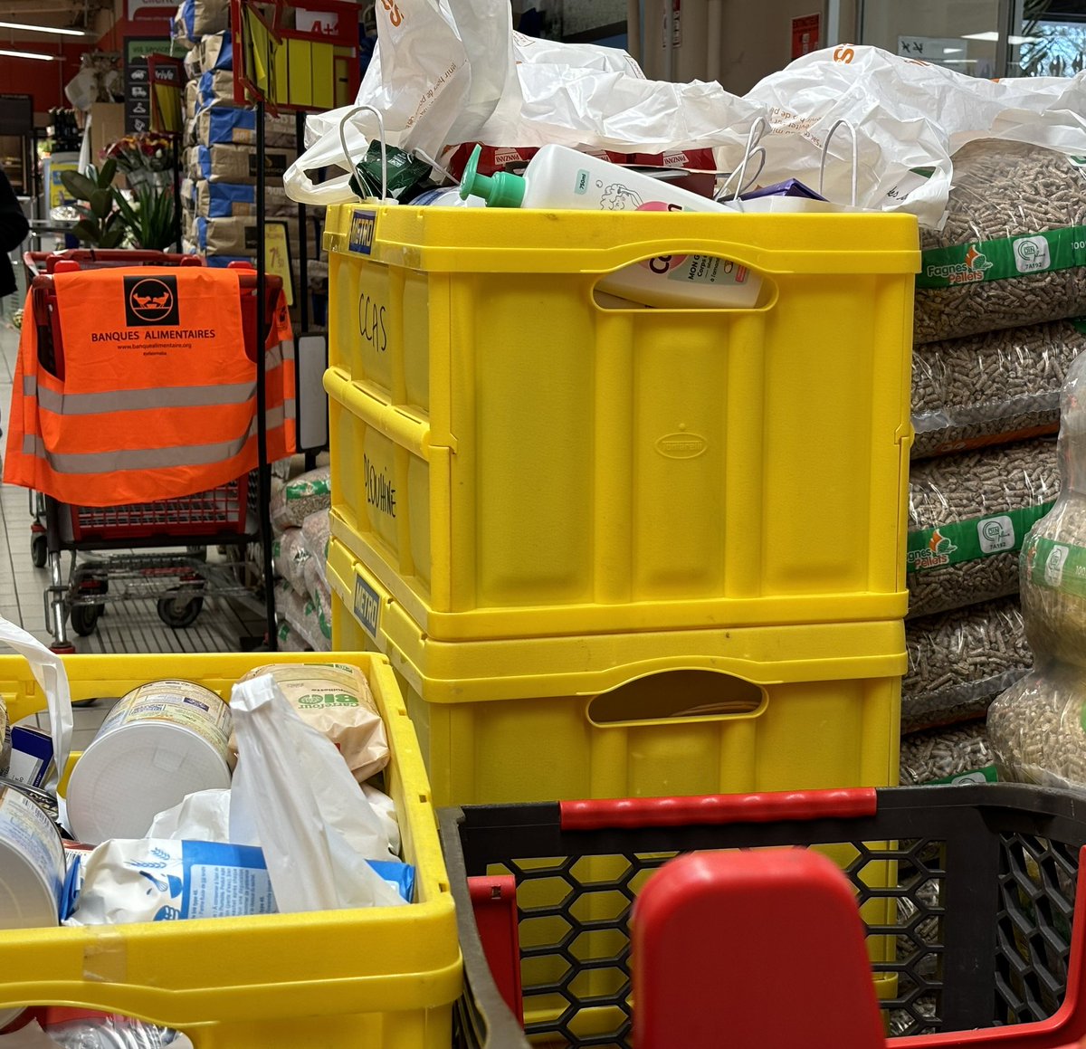 FlorianLeBars's tweet photo. Mobilisation ce matin au Carrefour market de Plouhinec (29) pour la collecte de la Banque alimentaire.
Merci à ceux qui donnent pour venir en aide aux plus démunis 👍👏#jefaismaba #banquealimentaire https://t.co/gmGDGvxozZ