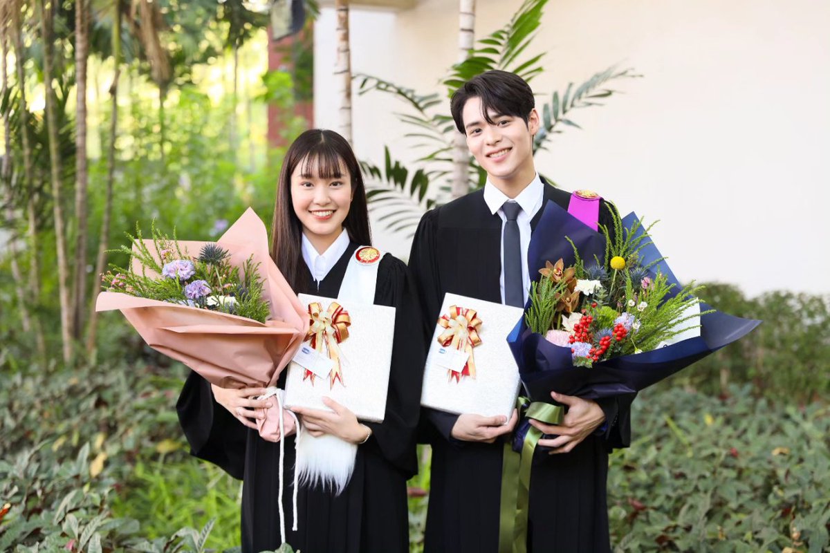 GMMTV's tweet photo. 🎉 ขอแสดงความยินดีกับบัณฑิตป้ายแดง “ปูน” และ “ป่าน” จบการศึกษาปริญญาตรี มหาวิทยาลัยธรรมศาสตร์ ประจำปีการศึกษา 2564 ด้วยนะคะ

🔹 “ปูน” สำเร็จการศึกษาคณะวารสารศาสตร์และสื่อสารมวลชน สาขาวิชาวิทยุและโทรทัศน์

🔹“ป่าน” สำเร็จการศึกษาคณะวิทยาลัยนวัตกรรม มหาวิทยาลัยธรรมศาสตร์ สาขาวิชาการจัดการมรดกวัฒนธรรมและอุตสาหกรรมสร้างสรรค์ พร้อมคว้าเกียรตินิยม “อันดับ 2” 

ท่ามกลางความยินดีของครอบครัว และเพื่อนๆ รวมถึงแฟนคลับที่มาร่วมแสดงความยินดีอย่างอบอุ่น ณ มหาวิทยาลัยธรรมศาสตร์ รังสิต

#GMMTV