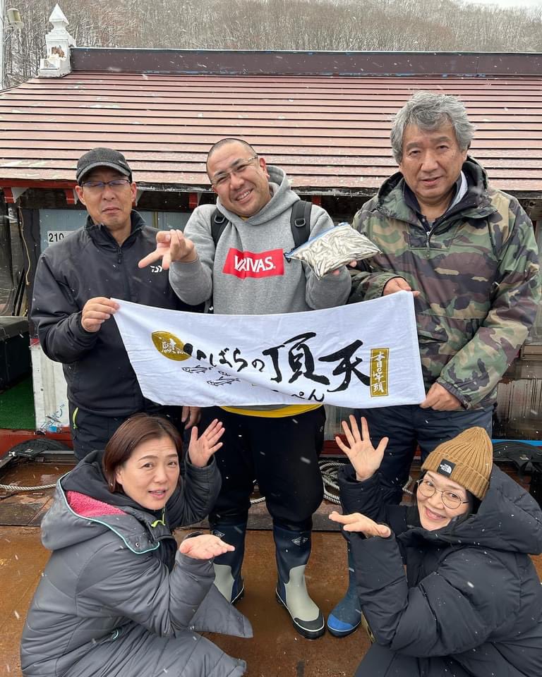 ebizounokimochi's tweet photo. 本日も民宿ひばらさんにて修行👍自作仕掛けが本当に良い感じ。@turiwaka308 さんと斜め後ろくらいでお騒がせ致しました😅
久々の竿頭
ありがとうございました😊
ギャルピース✌️
#minshuku_hibara 
#ワカサギ釣り
#桧原湖 https://t.co/lS9sPGDYHA