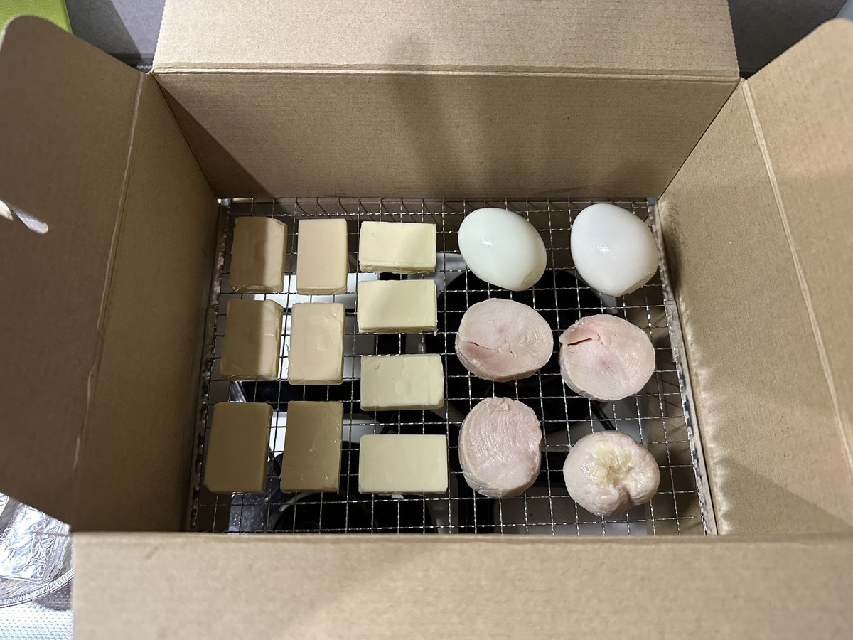 G_san58's tweet photo. 人の家でやる燻製は緊張する

煙探知機よ、鈍感であってくれ…

.

なお、家主は留守である。 https://t.co/r7PEARK268