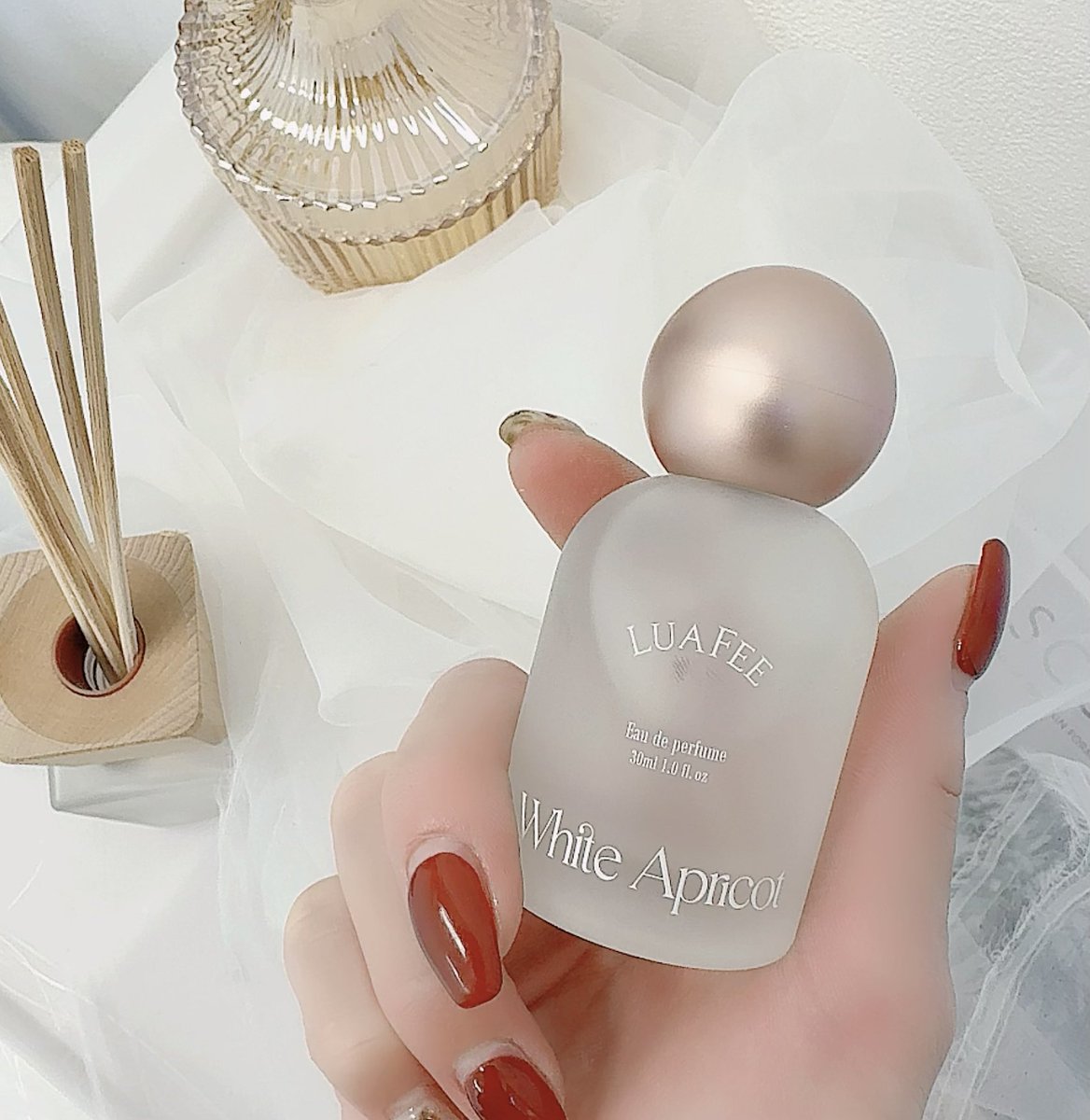 emiry_oinari's tweet image. 人工的な香りが苦手な会社のイケメン先輩が「なにこのいい香り…お風呂入ってきた？」って聞いてきた香水がこれ🍑
ホワイトアプリコットの桃のほのかな香り＆ムスクとジャスミンで爽やか。お風呂上がりのあのふんわり優しく香る感じ。すれ違ったら思わず振り返っちゃうやつ🫧