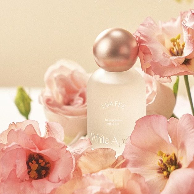 emiry_oinari's tweet image. 人工的な香りが苦手な会社のイケメン先輩が「なにこのいい香り…お風呂入ってきた？」って聞いてきた香水がこれ🍑
ホワイトアプリコットの桃のほのかな香り＆ムスクとジャスミンで爽やか。お風呂上がりのあのふんわり優しく香る感じ。すれ違ったら思わず振り返っちゃうやつ🫧