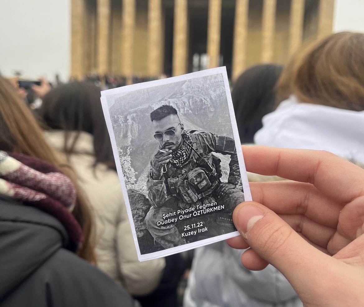 İki damla yaştan gayri nem kaldı.
~25.11