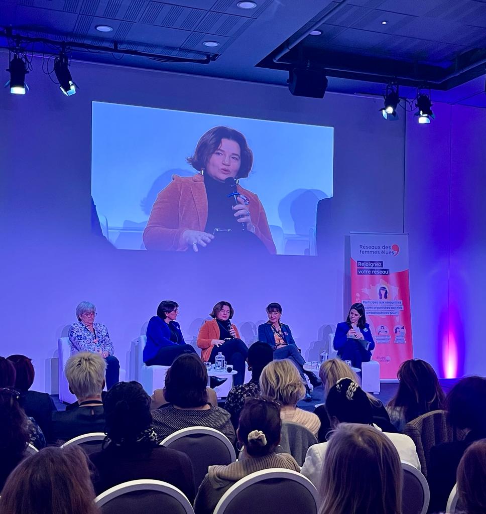 Élues Locales (@elueslocales) on Twitter photo 🤩 Nos Ambassadrices débattent sur le thème “Les réseaux des femmes élues, pour quoi faire ?”
avec <a href="/clo0369/">Chambaud-Schvartz Clotilde</a> <a href="/Christe27788556/">Christelle Matheu</a>, Nathalie Raze et Richa Mendiboure ! 🤩 Nos Ambassadrices débattent sur le thème “Les réseaux des femmes élues, pour quoi faire ?”
avec <a href="/clo0369/">Chambaud-Schvartz Clotilde</a> <a href="/Christe27788556/">Christelle Matheu</a>, Nathalie Raze et Richa Mendiboure !