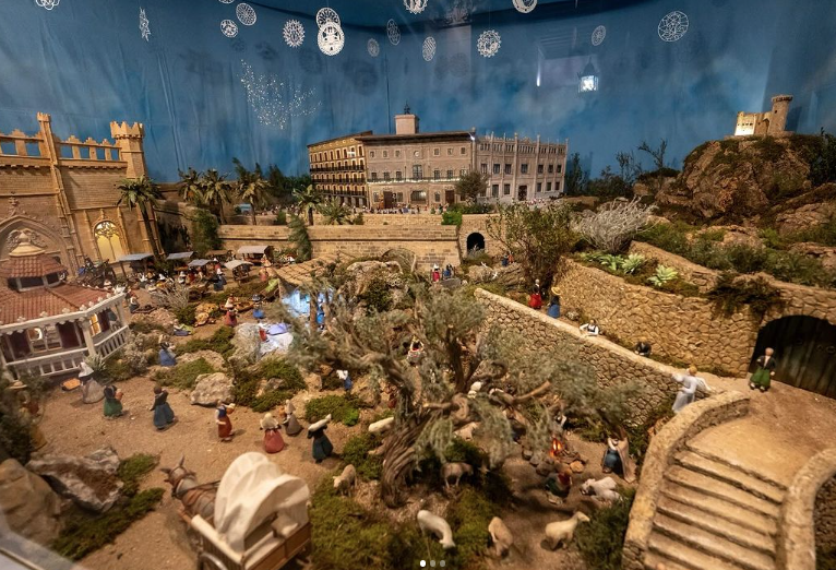 ✨ A més d'amb la il·luminació nadalenca, pots gaudir del Nadal a la nostra ciutat amb 👏 l'itinerari de betlems que t'hem preparat.🤗 A més del betlem de Cort i la bústia real, pots visitar 16 betlems més 📍 distribuïts per la ciutat. Tota la info 👉 bit.ly/betlemspalma