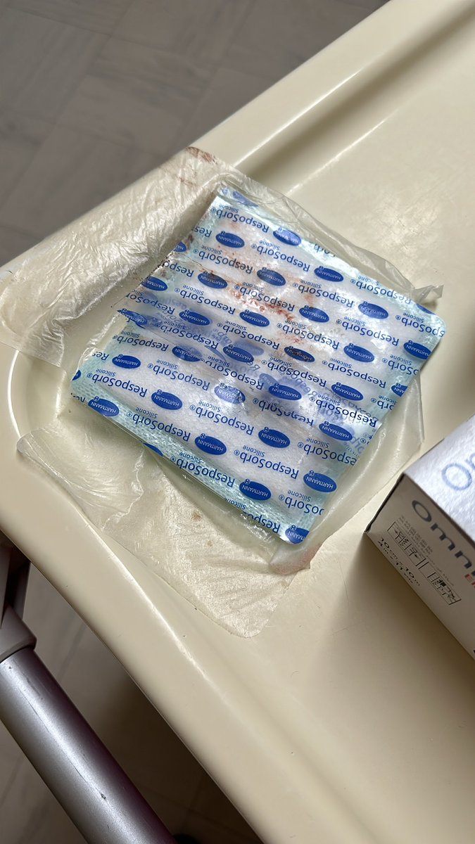 hamboukparpitie's tweet image. Jviens d’enlever un pansement fait par un IDE, il a collé un resposorb sans enlever l’emballage de protection ???