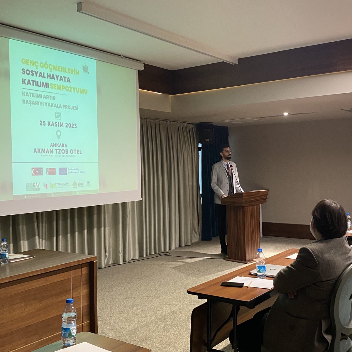 Katılımı Artır Başarıyı Yakala Projesi kapsamında düzenlenene sempozyumda, HBV Üniversitesi öğretim üyesi Dr. Metin Özkan <a href="/MetinOzkann/">Metin Özkan</a> göçmelerin toplumsal katılımına ve siyasal katılıma dikkat çektiği konuşmasını gerçekleştirdi.

<a href="/Goc_Vakfi/">Göç Araştırmaları Vakfı</a> <a href="/ulusalajans/">Türkiye Ulusal Ajansı 🇹🇷 Turkish NA</a> <a href="/ABBaskanligi/">T.C. Dışişleri Bakanlığı Avrupa Birliği Başkanlığı</a>