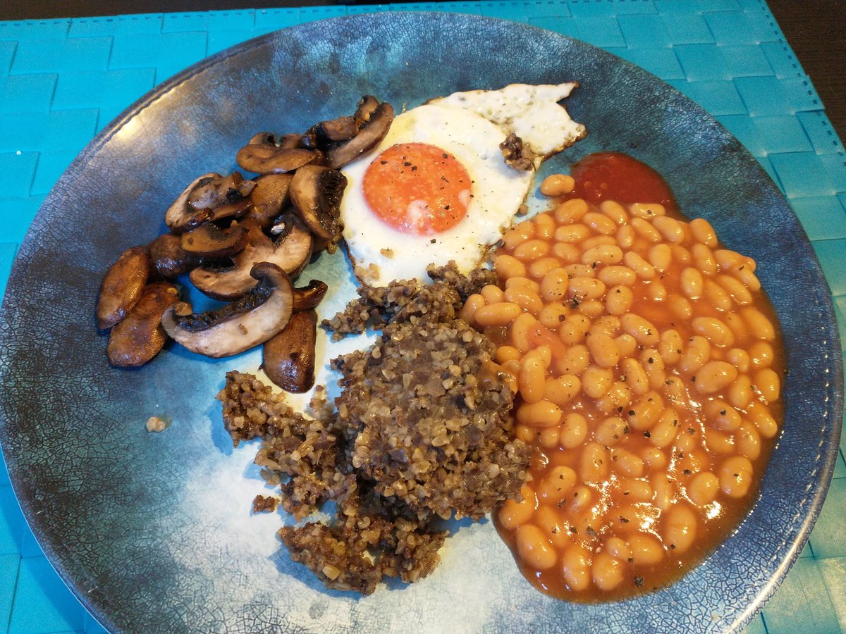 Not the prettiest plate but should give me a warming start to the day - @ClarenceCourt Burford Brown egg, chilli fried mushrooms, McSween haggis, baked beans and @woolfskitchen hot sauce!