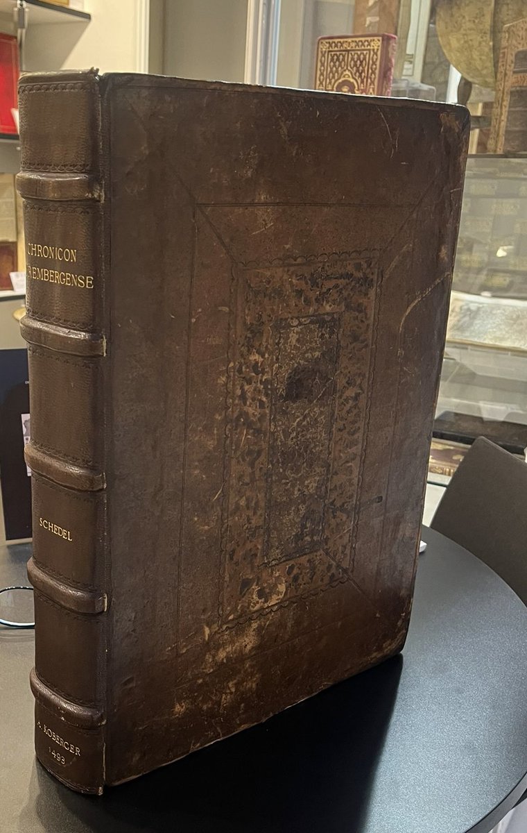 DeliriumBooks's tweet image. La Crónica de Nuremberg, #incunable impreso en 1493 e ilustrado con más de 1.800 grabados en madera.
▶ Stand 17 en #FeriaInternacionalLibroAntiguo,
📆Hasta mañana domingo. Gratuita.
📍@carlosdeamberes
▶ +info: buff.ly/3QPZ4io #librosantiguos #rarebooks #antiquebooks