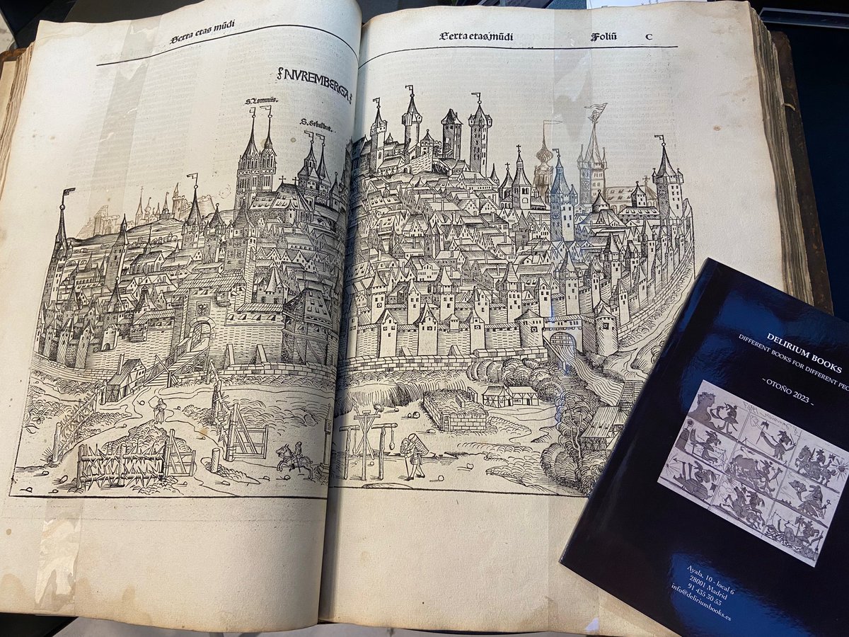 DeliriumBooks's tweet image. La Crónica de Nuremberg, #incunable impreso en 1493 e ilustrado con más de 1.800 grabados en madera.
▶ Stand 17 en #FeriaInternacionalLibroAntiguo,
📆Hasta mañana domingo. Gratuita.
📍@carlosdeamberes
▶ +info: buff.ly/3QPZ4io #librosantiguos #rarebooks #antiquebooks