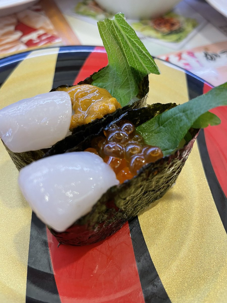 かっぱ寿司の330円期間限定の初冬の推しネタ「うにいくら生小柱軍艦」
メニューの画像との違いに愕然💦
安かろう悪かろう…にも限度があるのでは…？このネタの量と同じくらいの空白の大葉…酷い気がする。
