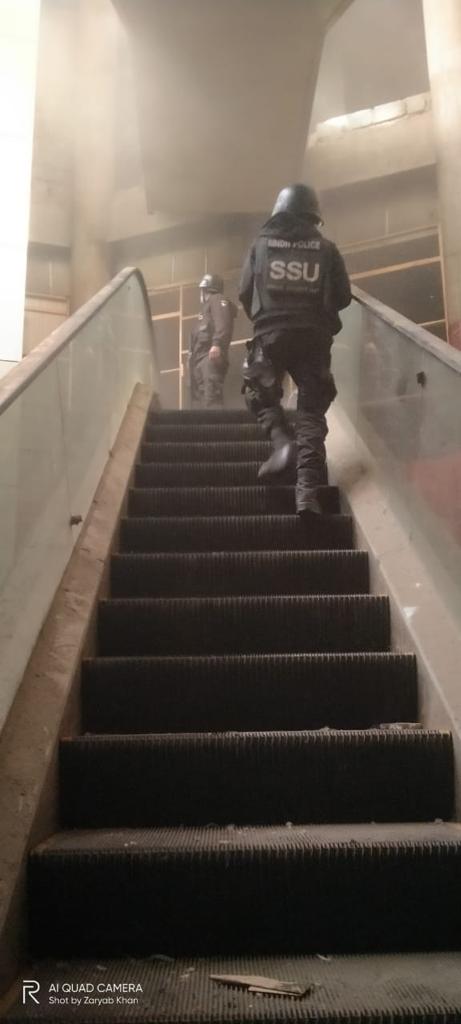 ssusindhpolice's tweet photo. 𝐒𝐒𝐔’𝐒 𝐒.𝐖.𝐀.𝐓 𝐓𝐄𝐀𝐌 𝐑𝐄𝐒𝐂𝐔𝐄𝐃 𝐂𝐈𝐓𝐈𝐙𝐄𝐍𝐒 𝐈𝐍 𝐀 𝐅𝐈𝐑𝐄 𝐈𝐍𝐂𝐈𝐃𝐄𝐍𝐓 𝐀𝐓 𝐒𝐇𝐎𝐏𝐏𝐈𝐍𝐆 𝐌𝐀𝐋𝐋

#SSU #SWAT #Karachi #Rescue #Fire #Rjmall #karachifire #Shoppingmall #SindhPolice #KarachiPolice  #SecurityDivision #PakistanPolice #Police https://t.co/wbWFoaLref
