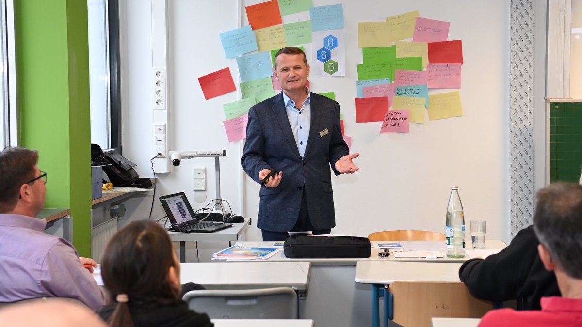 Staatssekretär Fabian Kirsch: Sie halten mit Ihrem #Engagement unsere Gesellschaft zusammen und sorgen dafür, dass das Leben in #RLP lebenswert ist und bleibt. 🙏
Rund 200 ehrenamtlich Engagierten, waren beim Fachtag „Verein und Ehrenamt“ der Leitstelle Ehrenamt in #Mainz.