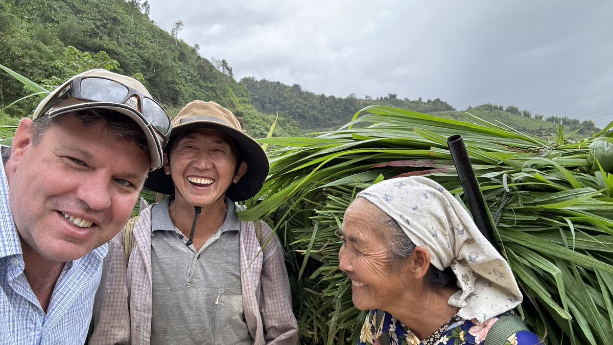 Brief moments shared that inspire on a multitude of levels. Mok District, Xieng Khouang Province 🇱🇦 @BiovIntCIAT_eng @CGIAR #TropicalForageProgram