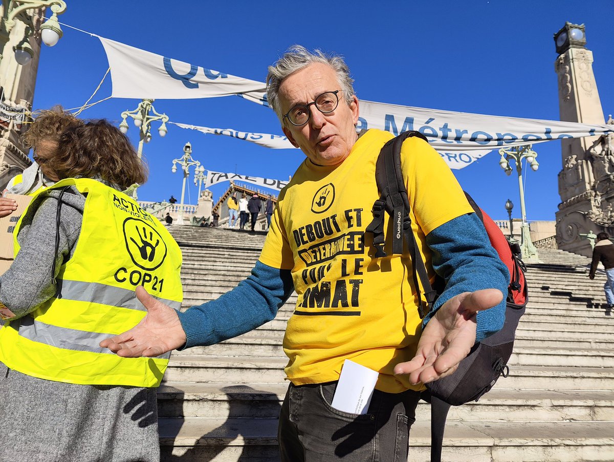 DavidLaMars's tweet photo. Action du collectif @AnvCop21 à la Gare St-Charles sur la faiblesse et l'opacité de la collecte par @AMPMetropole de la Redevance spéciale sur les déchets des entreprises. "Pourquoi les citoyens casquent pour les professionnels ?" https://t.co/Sv4JK21Azw