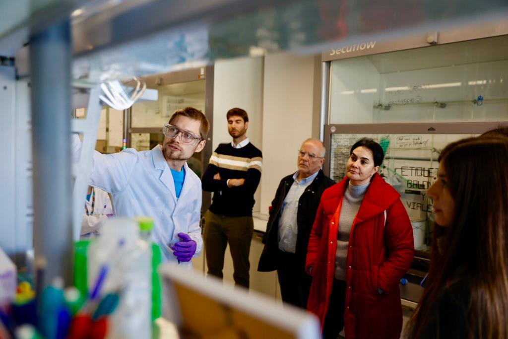 ciqususc's tweet photo. En #CienciaSingular7 está a volver a ocorrer: unha conexión moi especial que xorde do interese da xente e a proximidade dos nosos investigadores.

#CiQUS #RedeCIGUS @cienciasingular #CiQUSOutreach https://t.co/LJ3opkyKa7