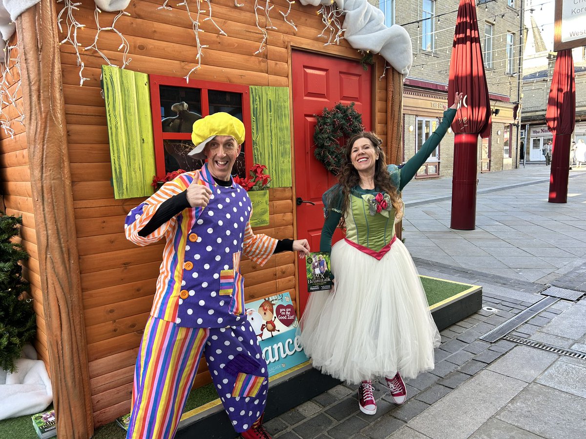 🎅 Santa’s Grotto at @WestgateArcade #Halifax is officially open and look who was first in the queue! 🧚‍♂️ Jack and our Fairy are down there this morning until 12.15pm and Dame Tilly Trott and our King will be there from 2.15pm til 4pm. See you there! 🎟️ theviaducttheatre.co.uk/shows-tickets/…