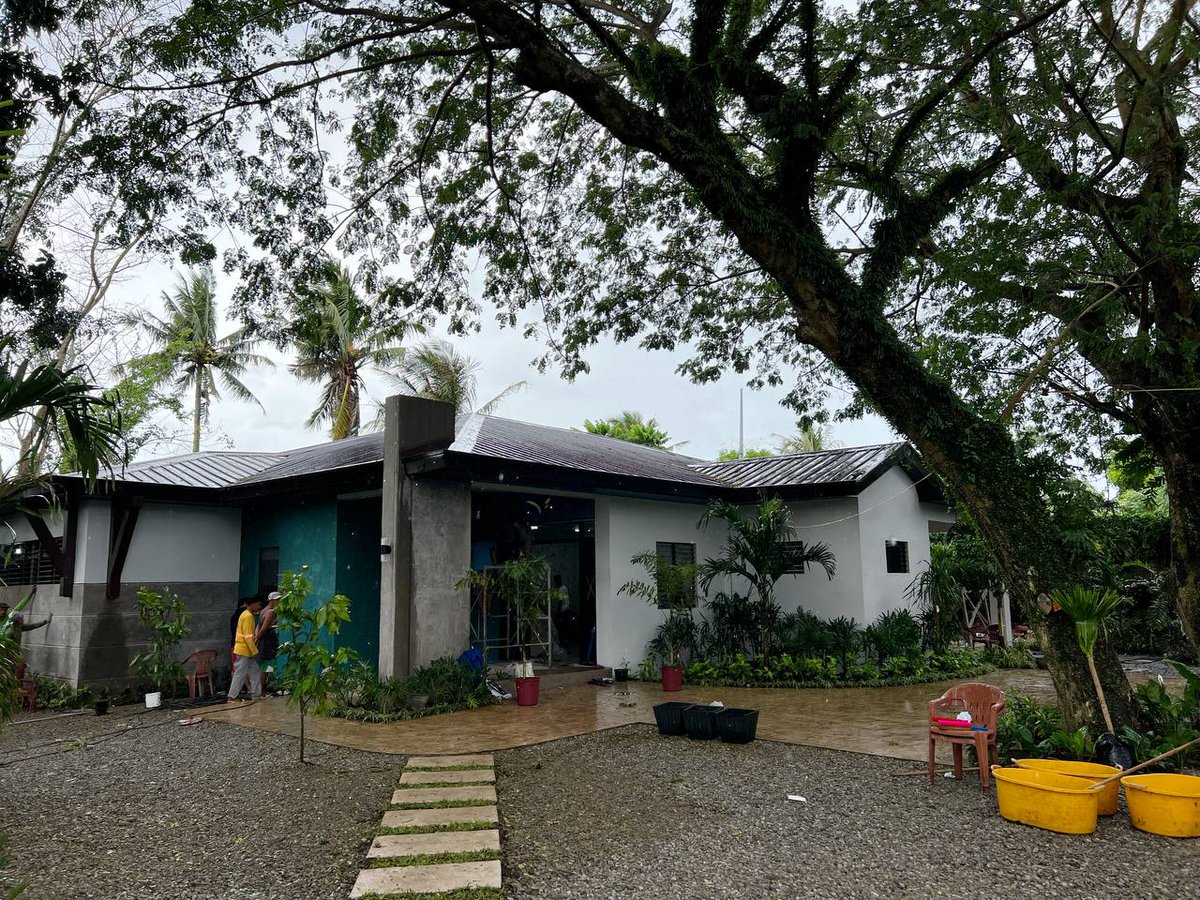 MAY AB DORM NA TAYO SA CALABANGA! 🌸 Pinangunahan ni Atty. @lenirobredo ang turnover ceremony at blessing ng napakagandang Ladies’ Dormitory sa Central Bicol State University of Agriculture sa Calabanga, Camarines Sur bilang bahagi ng ating #AngatBuhay Dormitory Project.