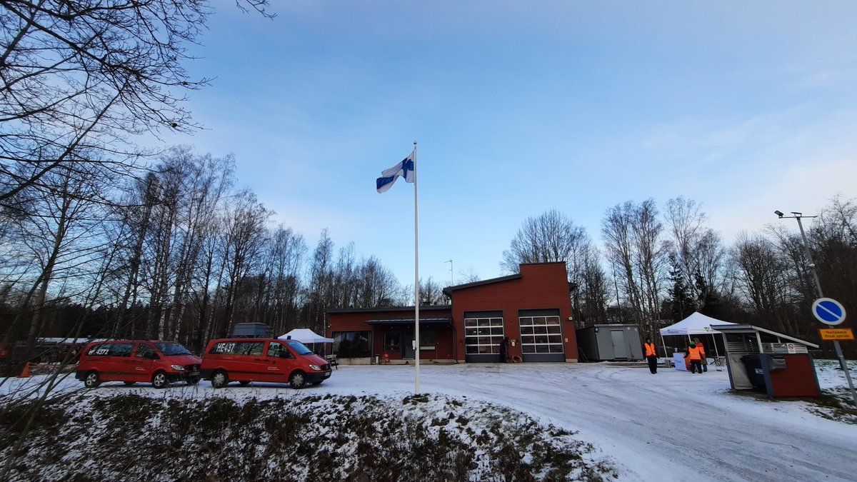 valtteritervala's tweet photo. Ensimmäinen #paivapaloasemalla tapahtuma @LHSP_ry nä Metsälän asemalla. Hieno ilma ja hieno määrä vierailijoita. Harmillista, että osa oli mennyt rutiininomaisesti Haagaan mutta toivottavasti ensi vuonna löytävät uudelle asemalle tai järjestetään satelliittitapahtuma 🤔 https://t.co/yu9lZG0Ua1