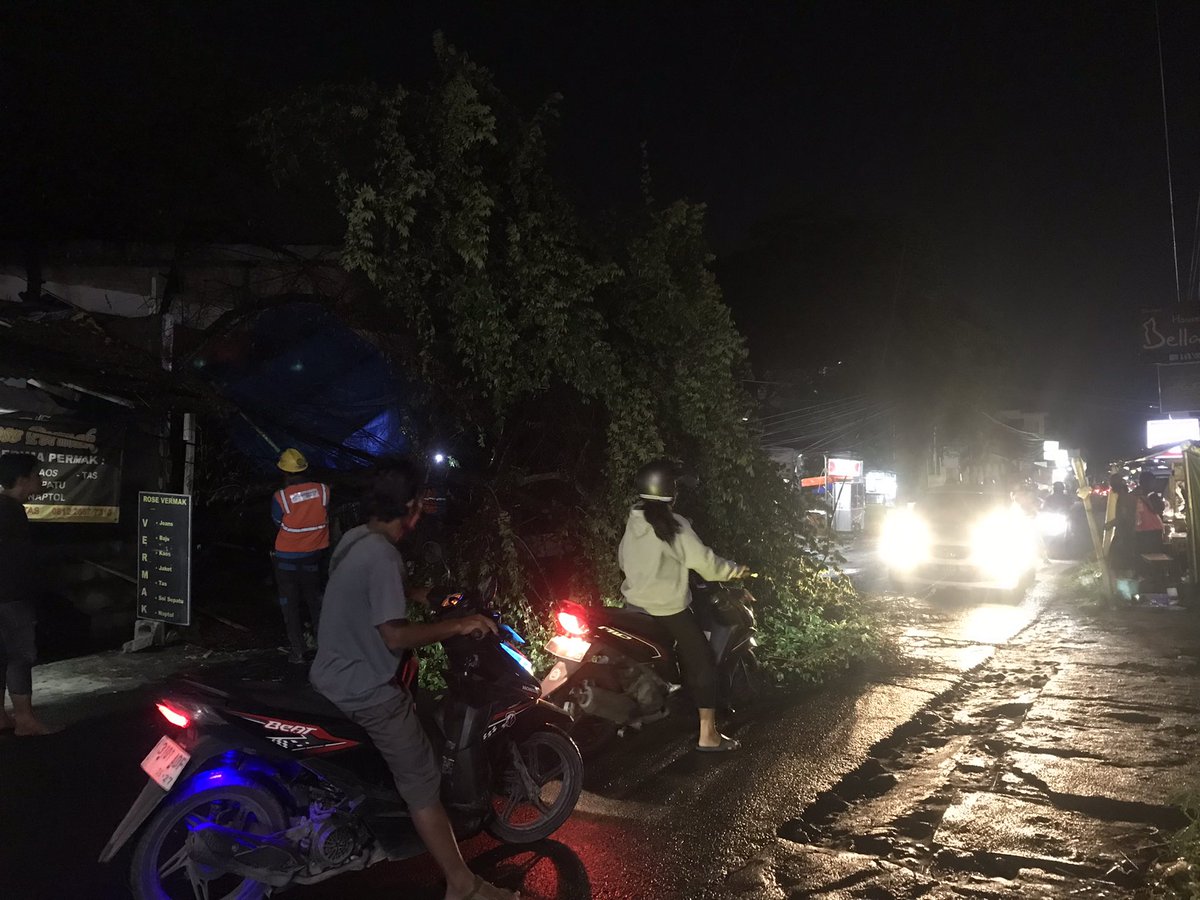 Hindari Jalan Perumnas handai taulan, ada pohon talok ambruk pas tadi hujan. 
Kondisi lalin padat merayap sudah teratasi oleh PLN.
<a href="/merapi_uncover/">Merapi Uncover</a>