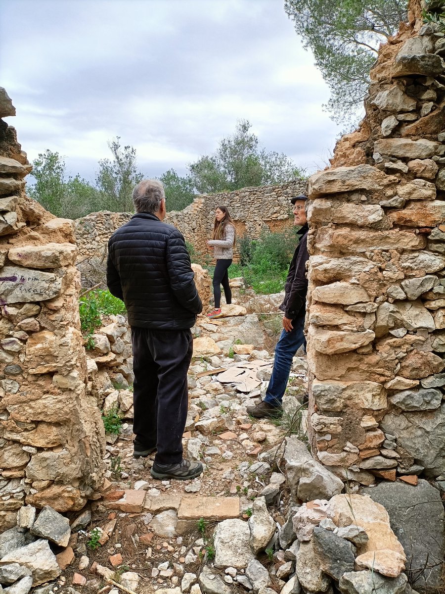 Preparant les properes i prometedores activitats a Montpaó, un poblet medieval de #Calafell que cal revifar!! 📣📣Atents a les novetats! #100XU